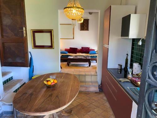 eine Küche mit einem Tisch und einer Obstschale darauf in der Unterkunft Accogliente Dimora Panoramica Civita di Bagnoregio in Bagnoregio