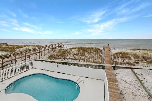 Cape San BlasにあるBeach Blessing by Pristine Property Vacation Rentalsの海が見えるプール