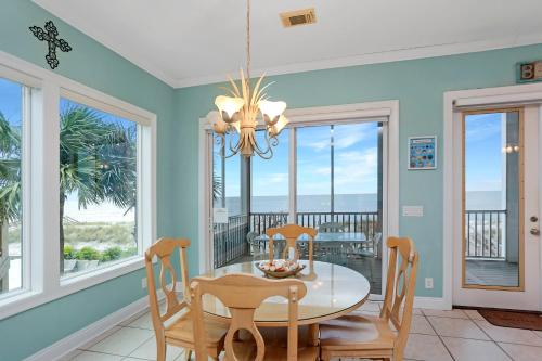 Beach Blessing by Pristine Property Vacation Rentalsにあるバルコニーまたはテラス