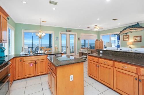 Beach Blessing by Pristine Property Vacation Rentalsにあるキッチンまたは簡易キッチン