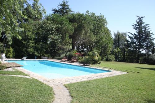 une piscine au milieu d'une cour dans l'établissement Villa La Source, à Saint-Jean
