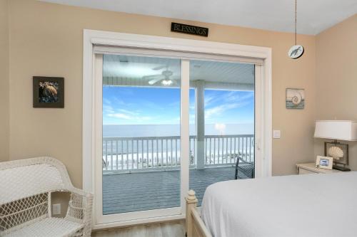 Beach Blessing by Pristine Property Vacation Rentalsにあるベッド