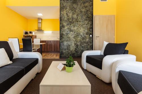 salon z 2 kanapami i stołem w obiekcie Hostel Mayer Superior Veszprém w mieście Veszprém