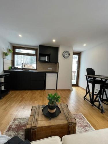 un salon avec une table et une cuisine dans l'établissement Studio LE MONT, à Hauteluce