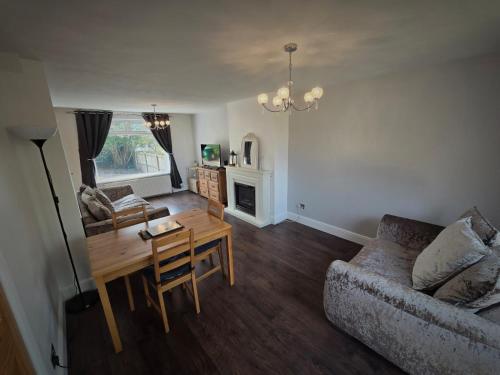 uma sala de estar com um sofá e uma mesa em Chippenham Place, 3 Bedroom House, NG5 em Nottingham