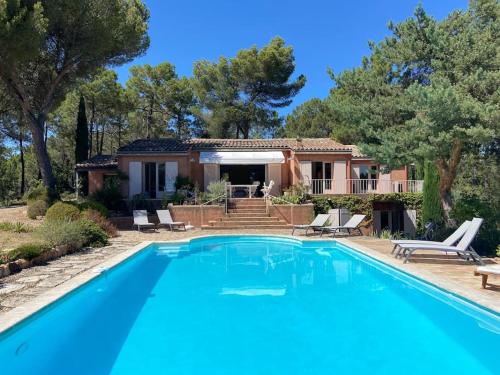 une villa avec piscine devant une maison dans l'établissement Villa Les Gourdeaux, à Roussillon