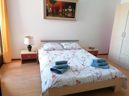 Un dormitorio con una cama con almohadas azules. en Appartamento Roby, en Solduno