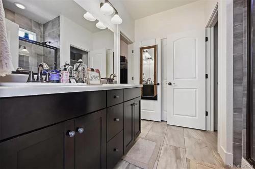 une grande cuisine avec un évier et un miroir dans l'établissement 4BR Home close to Airport, à Aurora