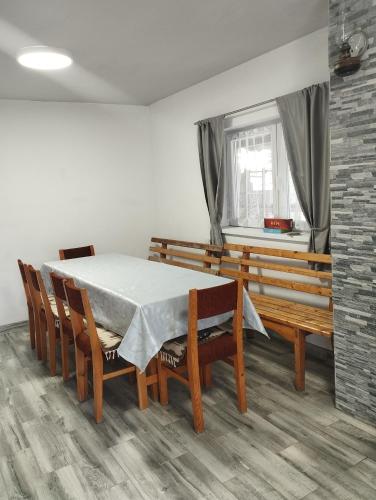 哈爾吉塔白的住宿－"Művészlak" Vendégház，一间带桌椅和窗户的用餐室