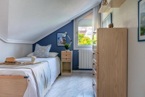 Schlafzimmer mit einem Bett und einem Fenster in der Unterkunft Apartamento Ría de Mogro in Mogro