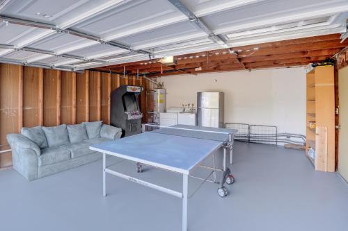 Πινγκ πονγκ στο Cardiff Retreat with Game Room and Deck, Near Beach ή εκεί κοντά