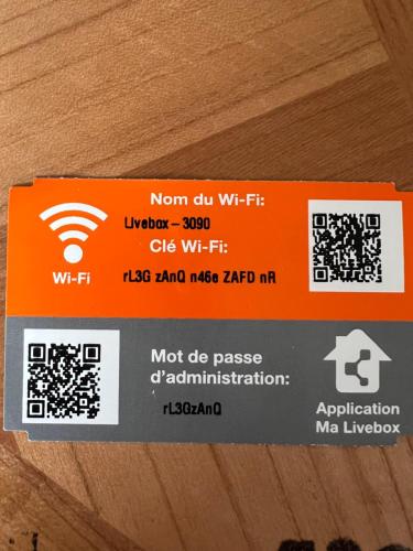 an orange and gray sign on top of a wooden floor at Le Noé : hyper centre d’Epernay in Épernay