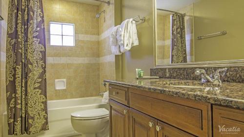 Hilton Grand Vacation Club Tuscany Village tesisinde bir banyo