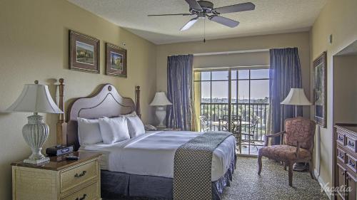 um quarto de hotel com uma cama e uma varanda em Hilton Grand Vacation Club Tuscany Village em Orlando