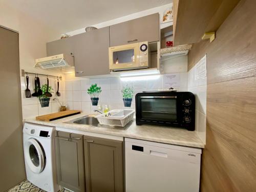 Kuchyň nebo kuchyňský kout v ubytování Charmant Logement de plein pied avec piscine 2*