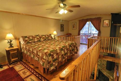 ein Schlafzimmer mit einem Bett und einem Balkon in der Unterkunft Mountain Cabin in woods 3 minutes to Helen #13 in Helen