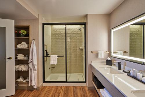 y baño con ducha y lavamanos. en Hotel Effie Sandestin Resort, Autograph Collection, en Destin