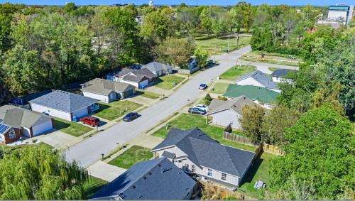 an aerial view of a residential neighborhood with houses at Easy E-0 3 MI Walk to DT & Momentary in Bentonville