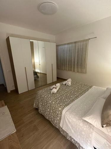 Un dormitorio con una cama con toallas. en Cuor di Noto, en Noto