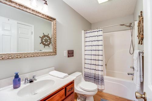 ein Badezimmer mit einem Waschbecken, einem WC und einem Spiegel in der Unterkunft Lynchburg House with Lake View with Boat Dock! in Lynchburg