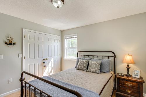 Schlafzimmer mit einem Bett und einem Fenster in der Unterkunft Lynchburg House with Lake View with Boat Dock! in Lynchburg