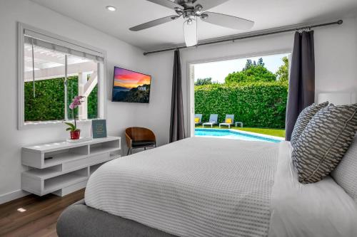 1 dormitorio con cama blanca y ventana en Sophia's Oasis, en Los Ángeles