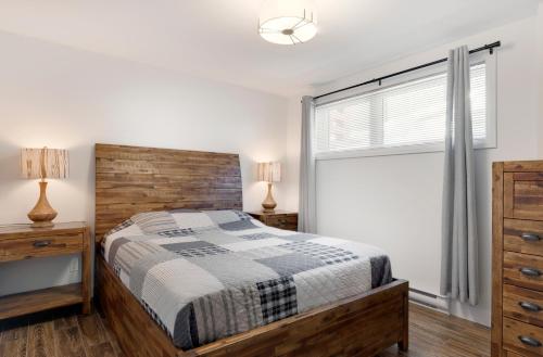 a bedroom with a bed and a window at 17-Chalet à louer à Stoneham in Stoneham