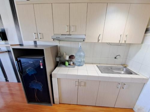Кухня или мини-кухня в Capital O 93961 Apartement Sentraland By Eva
