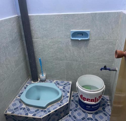 Et badeværelse på SPOT ON 93965 Ibrahim Guest House Syariah