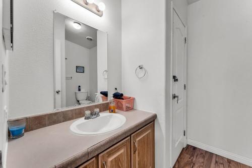 La salle de bains est pourvue d'un lavabo et d'un miroir. dans l'établissement Country Club Chalet, à Big Bear City