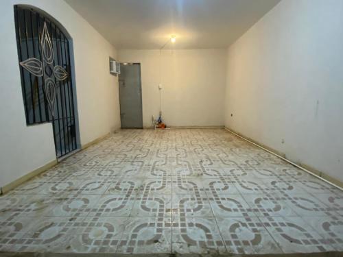 una stanza vuota con una porta e un pavimento piastrellato di María house a Santo Domingo