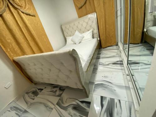 Zimmer mit einem Bett und einem Glasboden in der Unterkunft María house in Santo Domingo