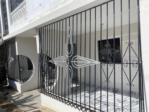 une porte en fer forgé noir sur le côté du bâtiment dans l'établissement María house, à Saint-Domingue