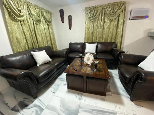 sala de estar con sofás de cuero y mesa de centro en María house, en Santo Domingo