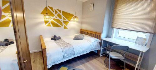 Tempat tidur dalam kamar di Mini hotel with home facilities in Hamilton West