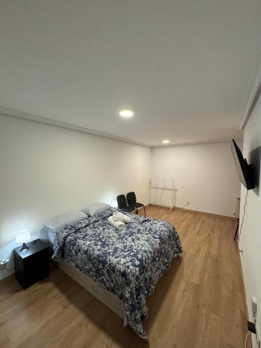 1 dormitorio con 1 cama y TV de pantalla plana en Marssuites Zapata, en Madrid