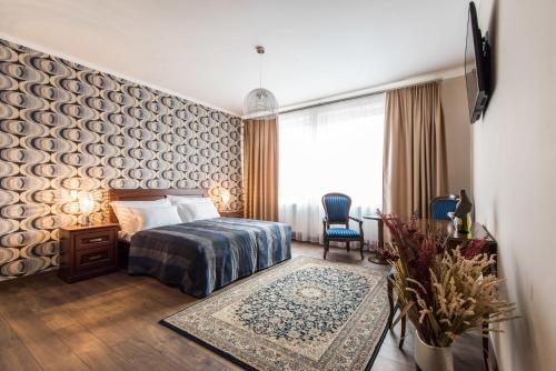 een hotelkamer met een bed en een raam bij Penzion Janová in Ostrava