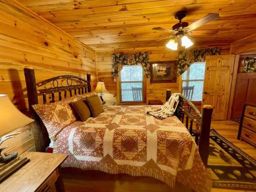 Giường trong phòng chung tại Cabin 2 bed close to Helen hot tub #15