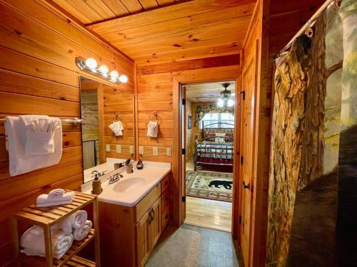 Phòng tắm tại Cabin 2 bed close to Helen hot tub #15