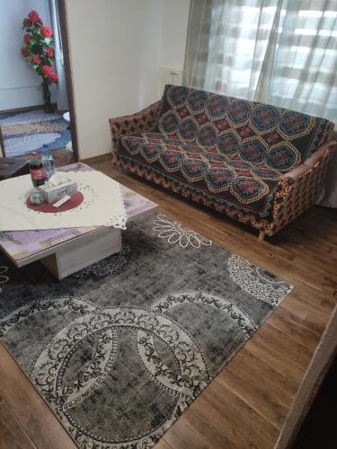 un soggiorno con divano e tavolo di La Florin a Mediaş