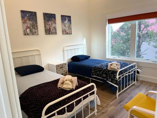 a bedroom with two beds and a window at Thunder Hollow in Ruidoso