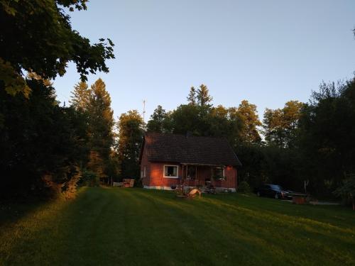 une petite maison au milieu d'un champ dans l'établissement Trevligt hus nära skogen, à Glimåkra