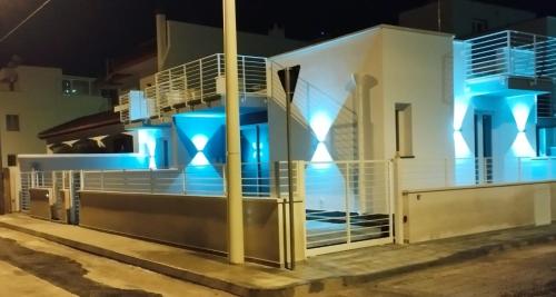 une maison avec des lumières bleues à l'avant dans l'établissement L'Angolo di Mimma, à Porto Cesareo