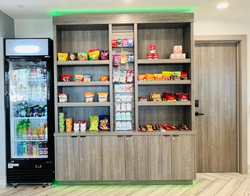 eine offene Tür zu einem Kühlschrank mit Lebensmitteln im Innenbereich in der Unterkunft Quality Inn Tracy I-205 in Tracy