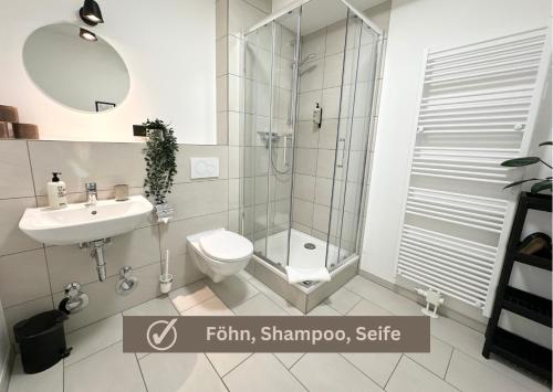 Ένα μπάνιο στο Special Apartment - stadtnah, Balkon, Parkplatz, E-Ladestation, Gitterbox für Fahrräder, Fitnessstudio