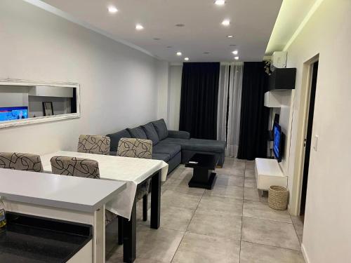 una sala de estar con un sofá y una mesa en Suite in San Telmo dormitorio en suite con dos baños y balcon a la calle, en Buenos Aires