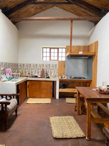 a large kitchen with a table and a dining room at Casita Hierbabuena in Ibarra