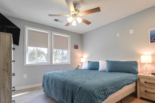 Un dormitorio con una cama y un ventilador de techo. en Waterfront Historical District Home Near River, en North East