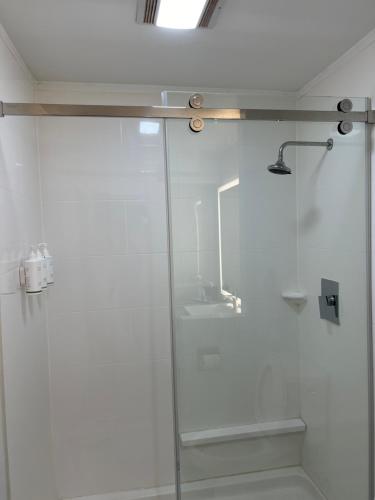 Un baño de Country Inn & Suites by Radisson, Vallejo Napa Valley, CA