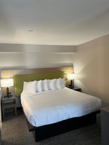 Cama o camas de una habitación en Country Inn & Suites by Radisson, Vallejo Napa Valley, CA